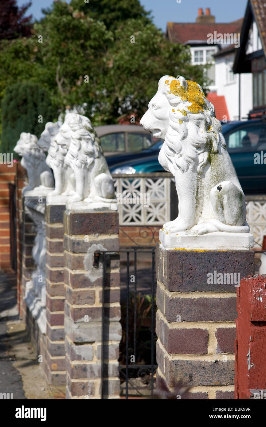 Lion decorativi statuette al di fuori di casa in collina Pollards Nord Norbury Foto Stock