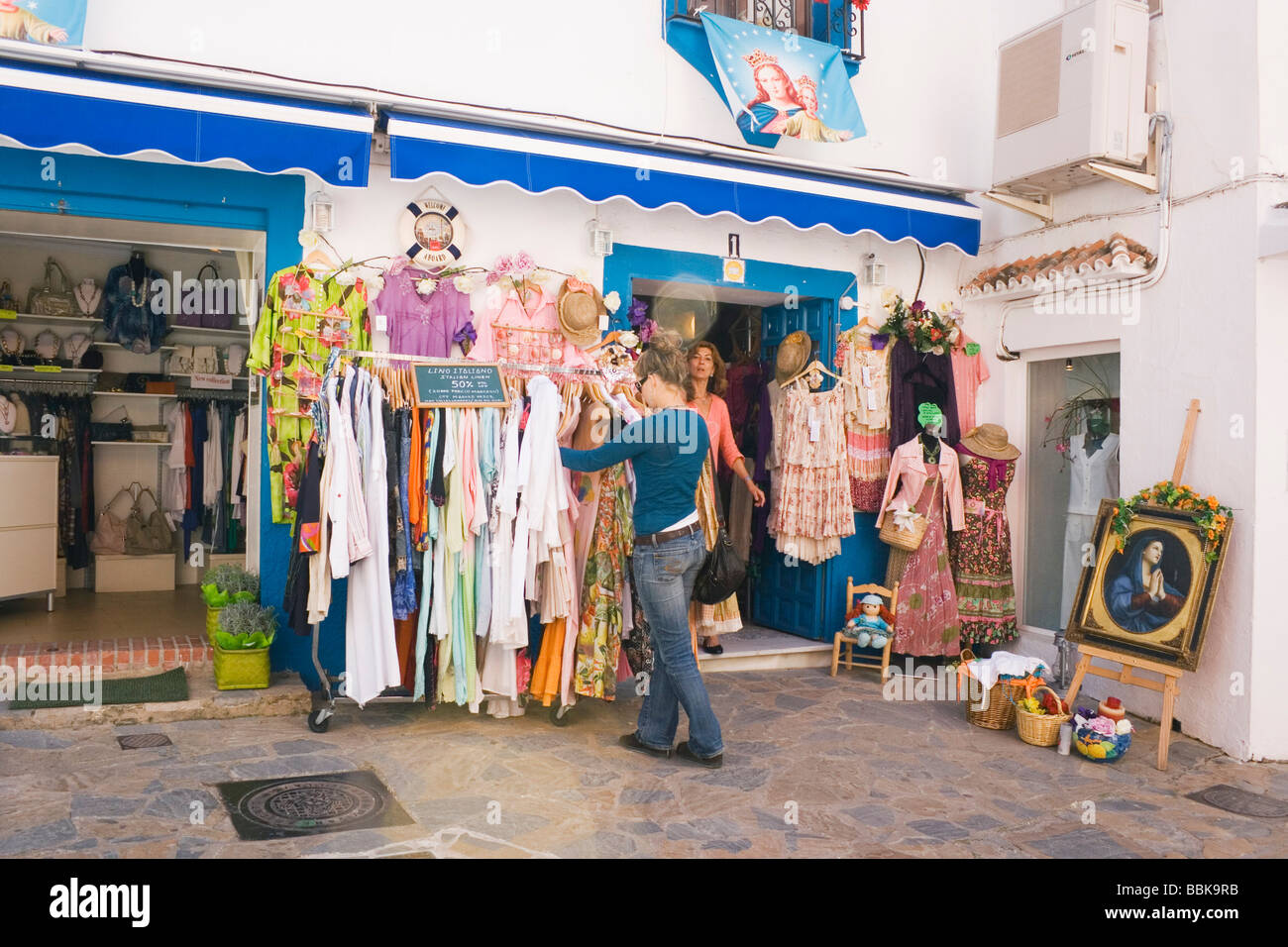 Marbella Malaga Costa del Sol Spagna giovane donna di shopping per i vestiti Foto Stock