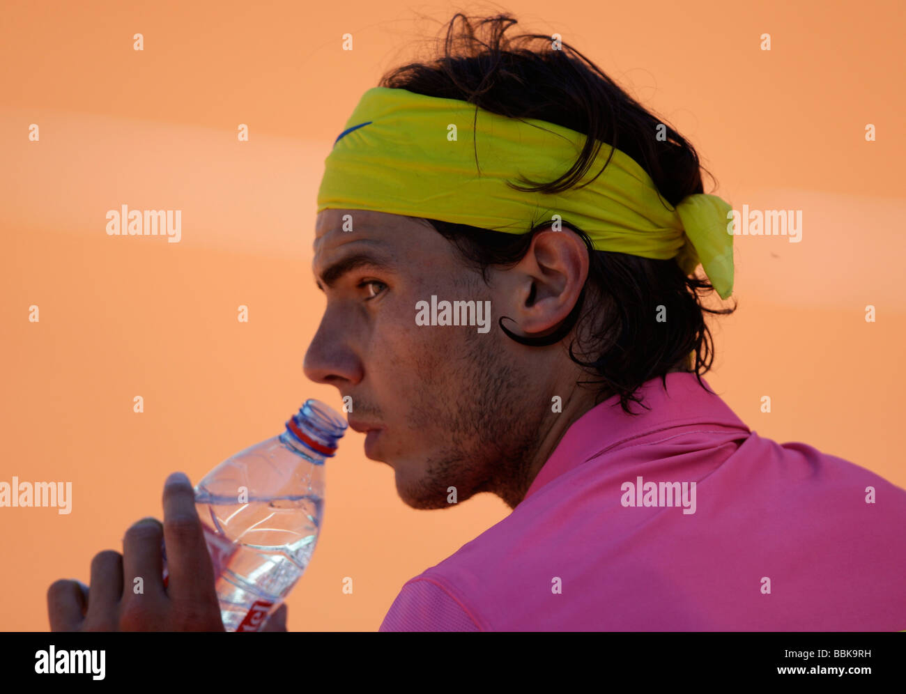 Giocatore di Tennis Rafael Nadal avente una bevanda di acqua da una bottiglia durante la pausa del gioco all'aperto francese Foto Stock