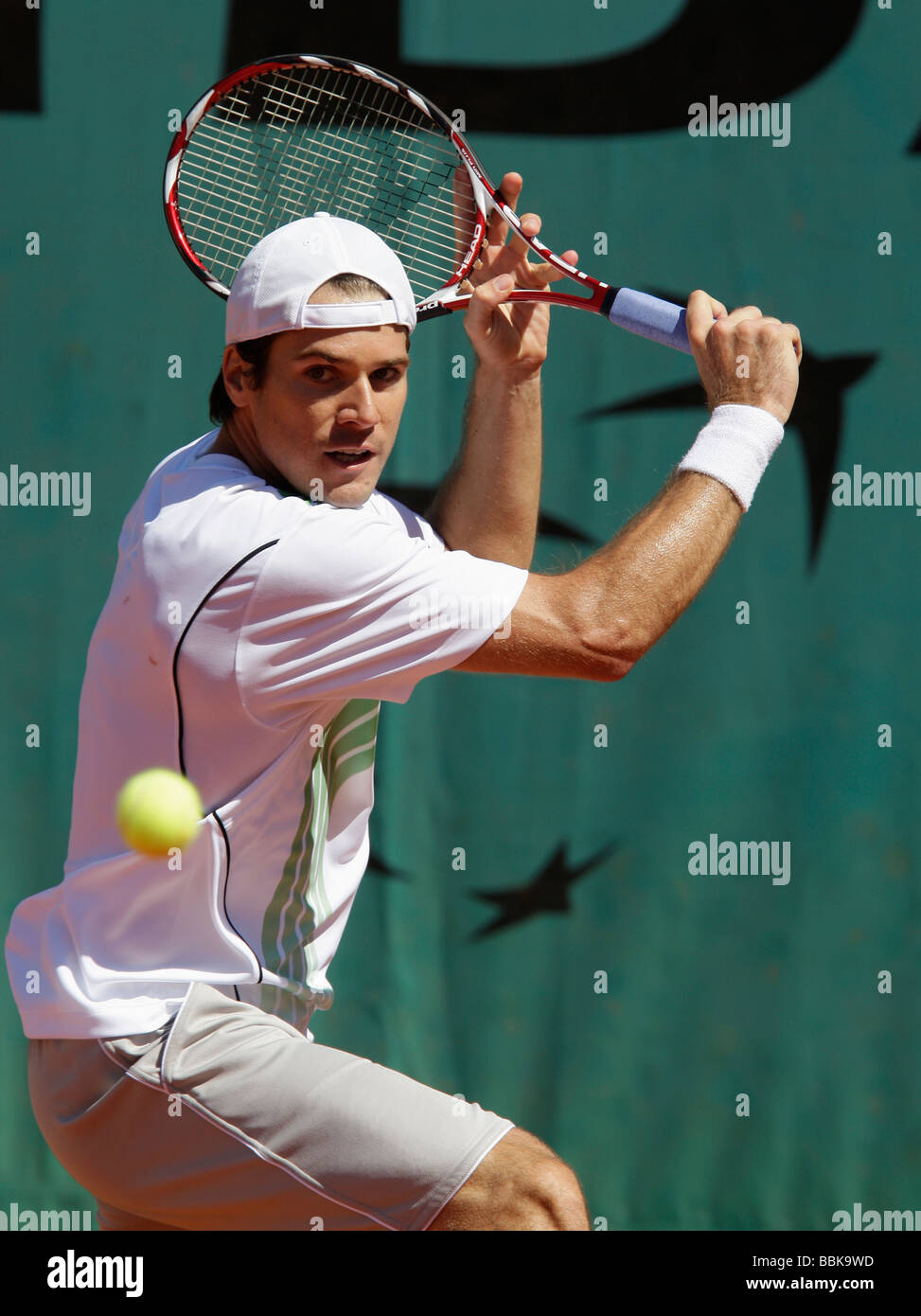 Giocatore tedesco Tommy Haas (GER ) riproduce il rovescio tornare al Roland Garros Foto Stock