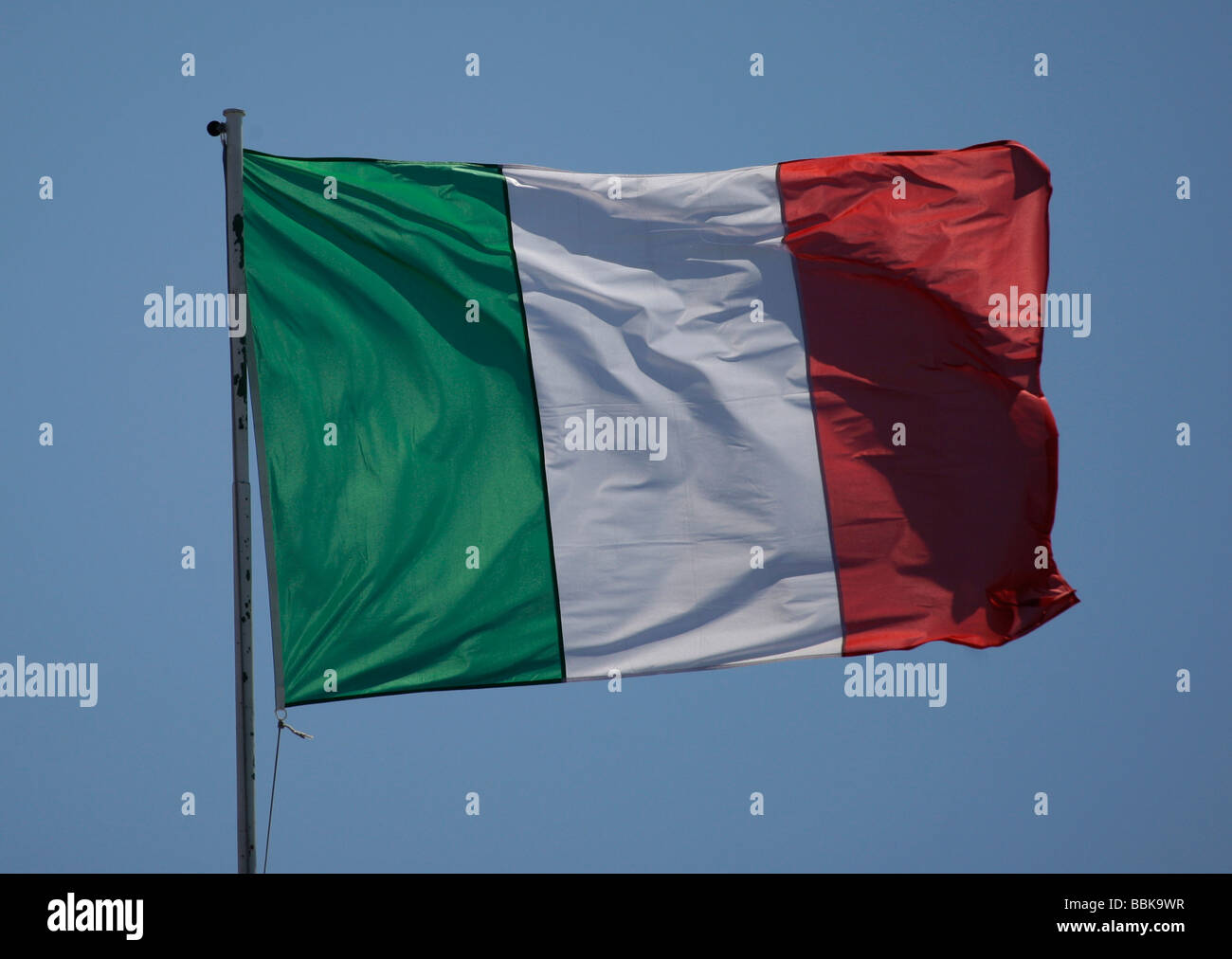 Bandiera italiana su un pennone Foto Stock
