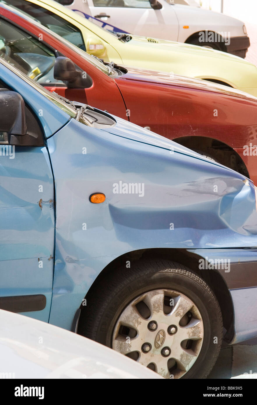 Fila di automobili parcheggiate Foto Stock