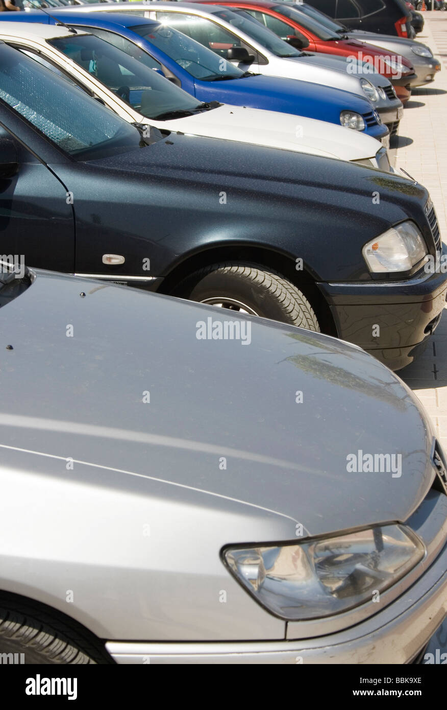 Fila di automobili parcheggiate Foto Stock