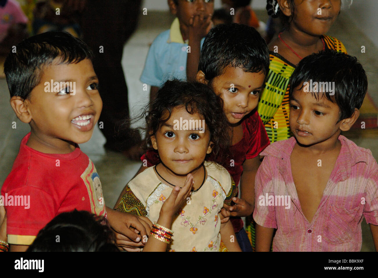 I bambini piccoli in uno di Chennai molte baraccopoli suburbane playschools; India, nello Stato del Tamil Nadu, Chennai (Madras) ... Foto Stock