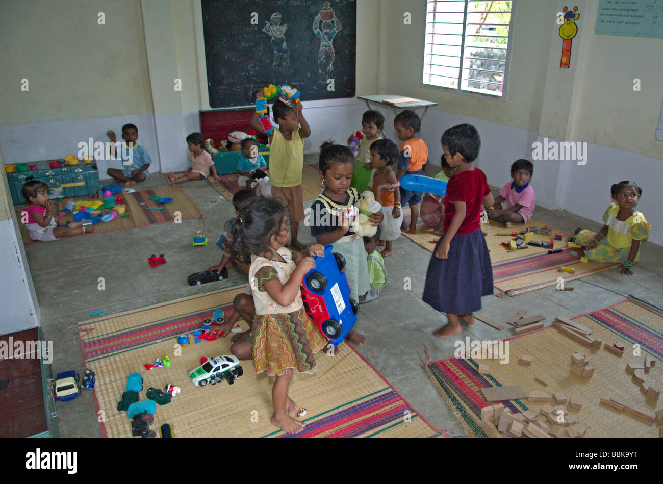 I bambini piccoli in uno di Chennai della baraccopoli suburbane playschools, avviata e sostenuta da volontari internazionali. India ... Foto Stock