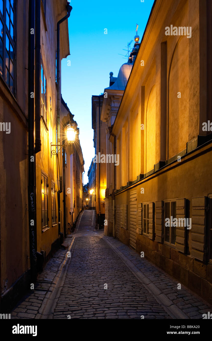 Vista serale di Prästgatan (sacerdote Street), in Gama stan, la città vecchia nel centro di Stoccolma, Svezia Foto Stock