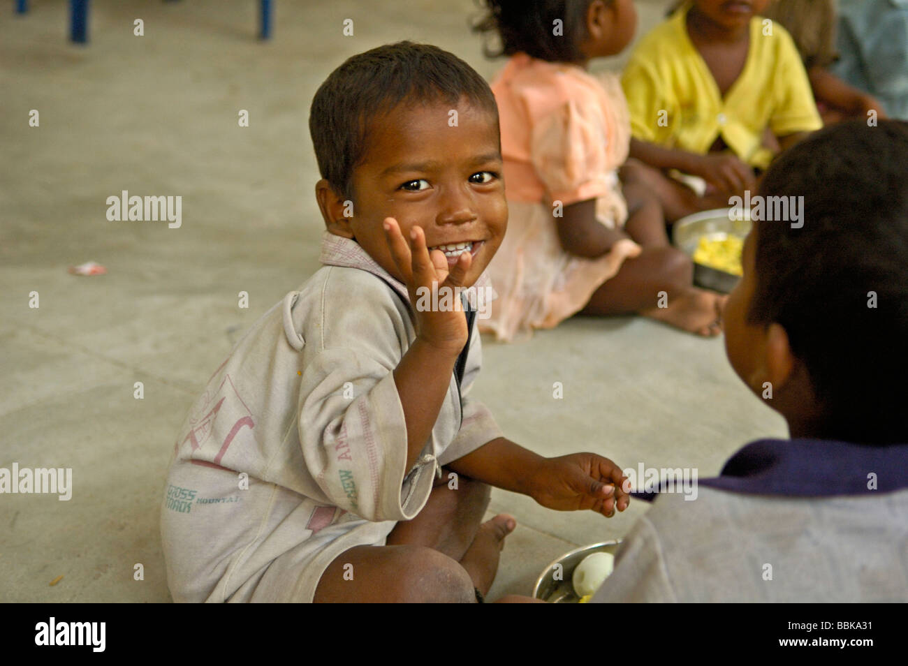 I bambini piccoli in uno di Chennai molte baraccopoli suburbane playschools; India, nello Stato del Tamil Nadu, Chennai ... Foto Stock