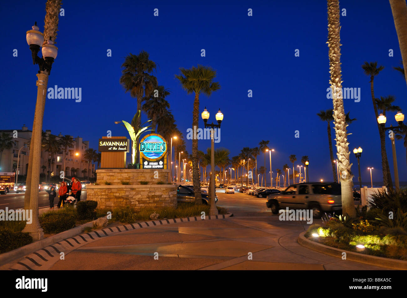 Beach Plaza e Main Street presso il molo, Huntington Beach, California Foto Stock