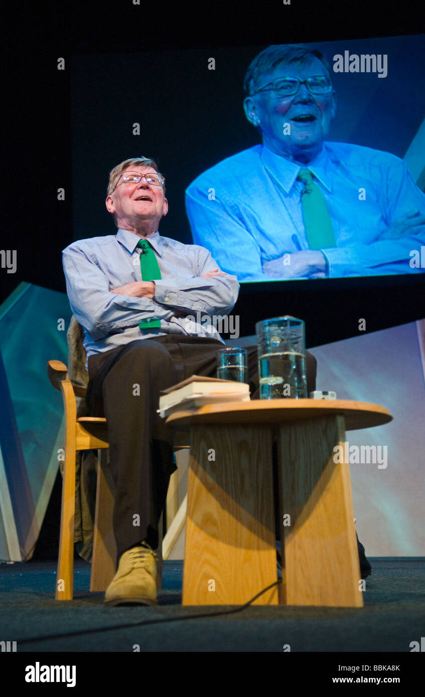 Alan Bennett diarist drammaturgo autore scrittore attore raffigurato all'Guardian Hay Festival 2009 Hay on Wye Wales UK Foto Stock