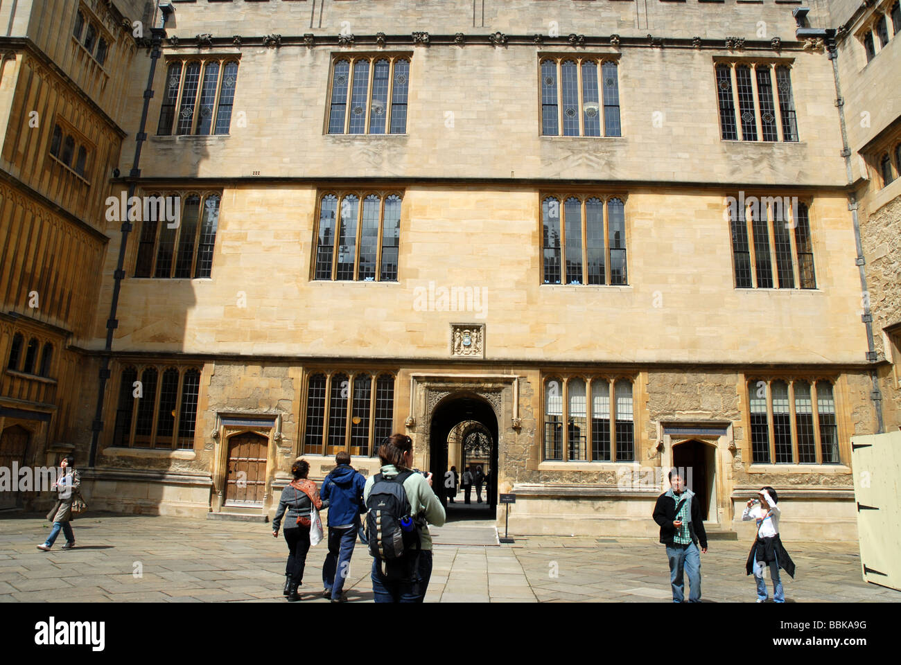 I turisti, la Libreria di Bodleian, Univeristy di Oxford, Oxofordshire, Inghilterra Foto Stock