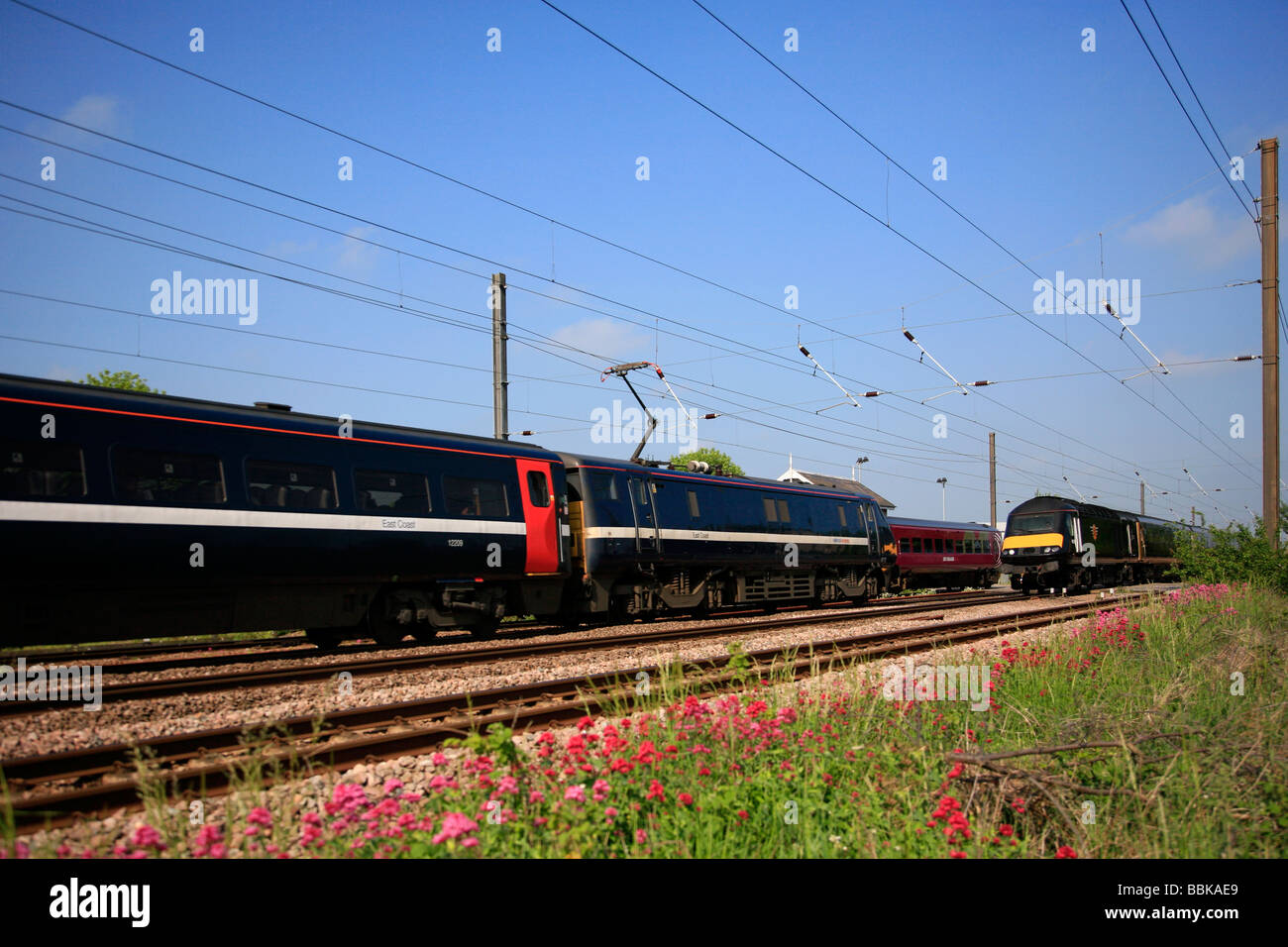 158806 East Midlands 43065 Grand Central e a 91 Classe National Express che passa a Helpston passaggio a livello 29 05 2009 Foto Stock