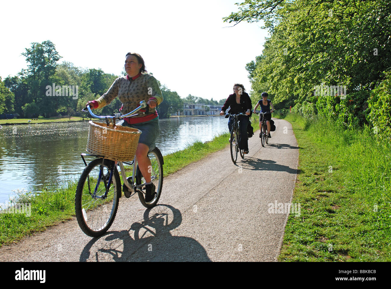 I ciclisti sul Fiume Tamigi alzaia, Oxford, Oxfordshire, England, Regno Unito Foto Stock