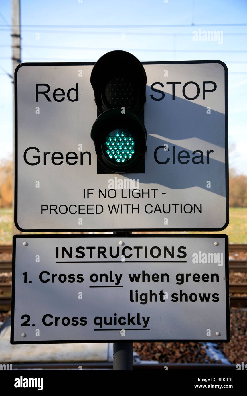 La luce verde del segnale di attraversamento della East Coast Main Line Railway Peterborough Cambridgeshire England Regno Unito Foto Stock
