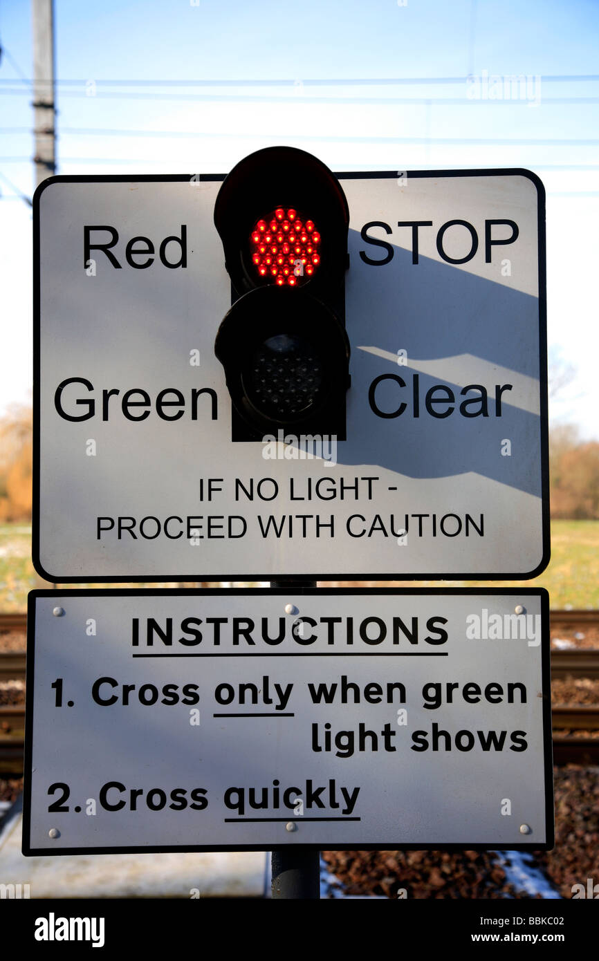 La luce rossa del segnale di attraversamento della East Coast Main Line Railway Peterborough Cambridgeshire England Regno Unito Foto Stock