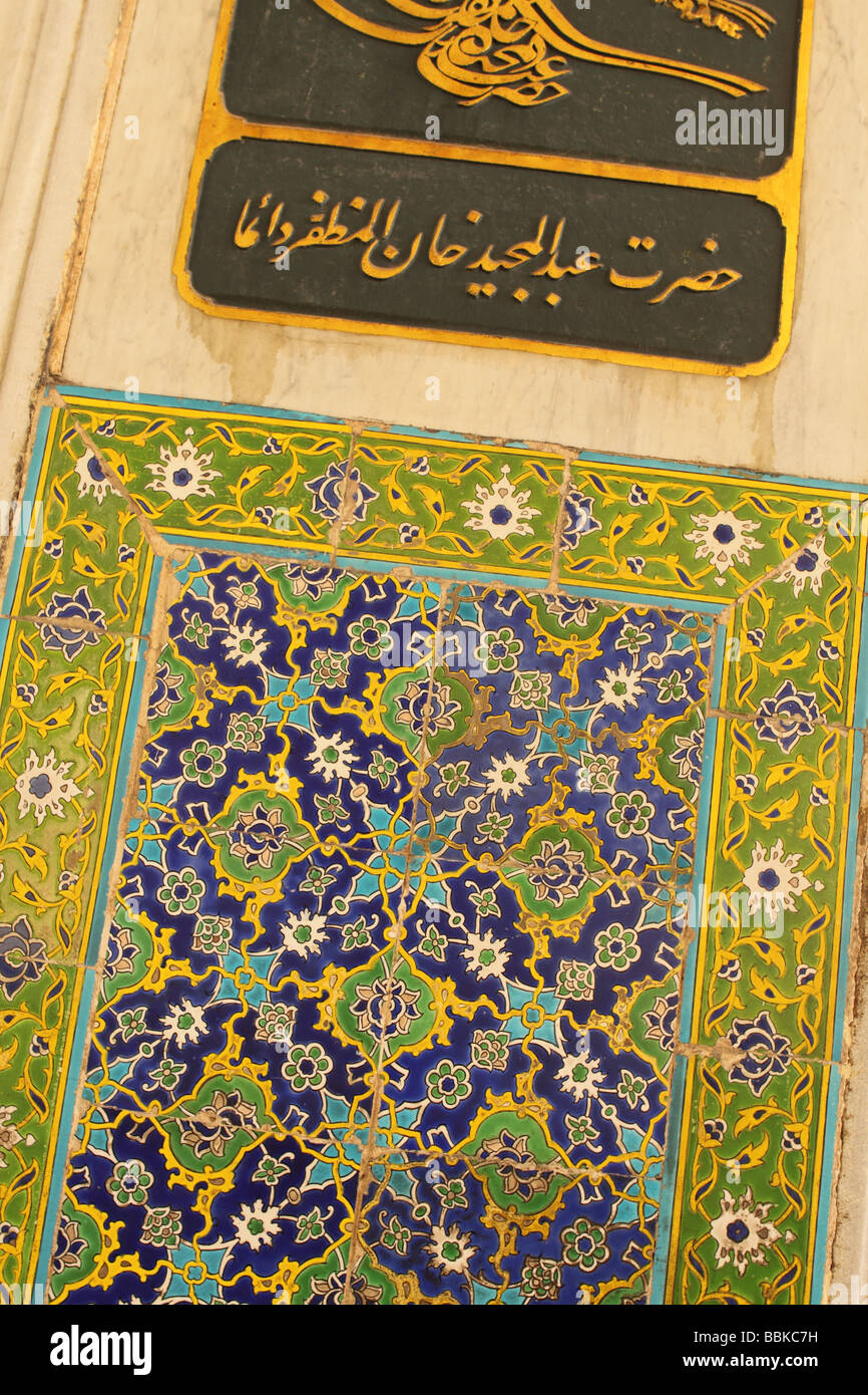 Istanbul Turchia con piastrelle colorate ingresso della Sala del Trono al Palazzo Topkapi Foto Stock