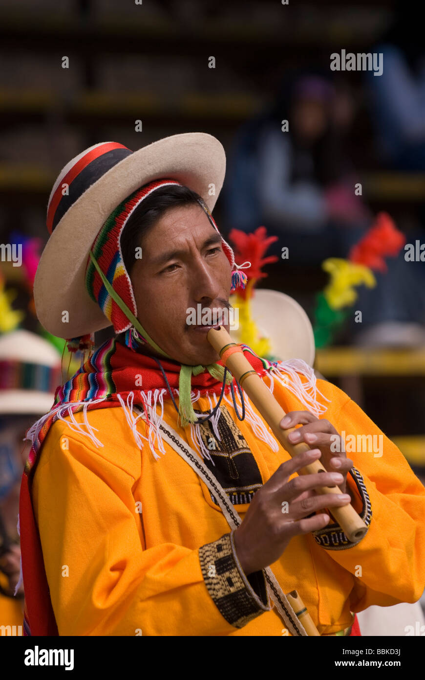 Ballerino indiano con flauto a Oruro Carnevale, Bolivia Foto Stock