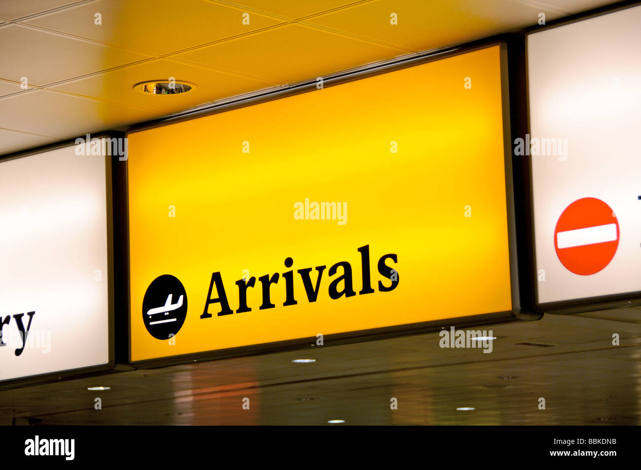 Segno degli arrivi al Terminal 3, l'aeroporto di Heathrow a Londra, Inghilterra Foto Stock