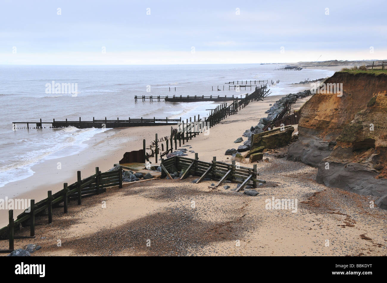 Le difese del mare e di erosione costiera, costa di Norfolk, Inghilterra Foto Stock