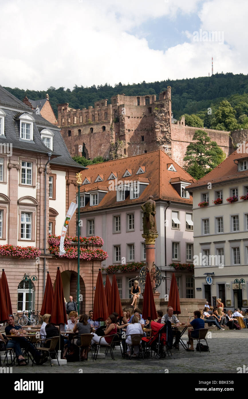 Aprire square, Heidelberg, Germania, Castello in background Foto Stock