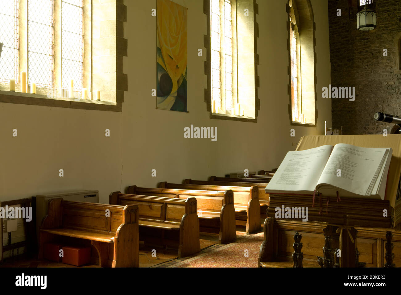 La Bibbia aperta in un vuoto di inglese chiesa parrocchiale Foto Stock
