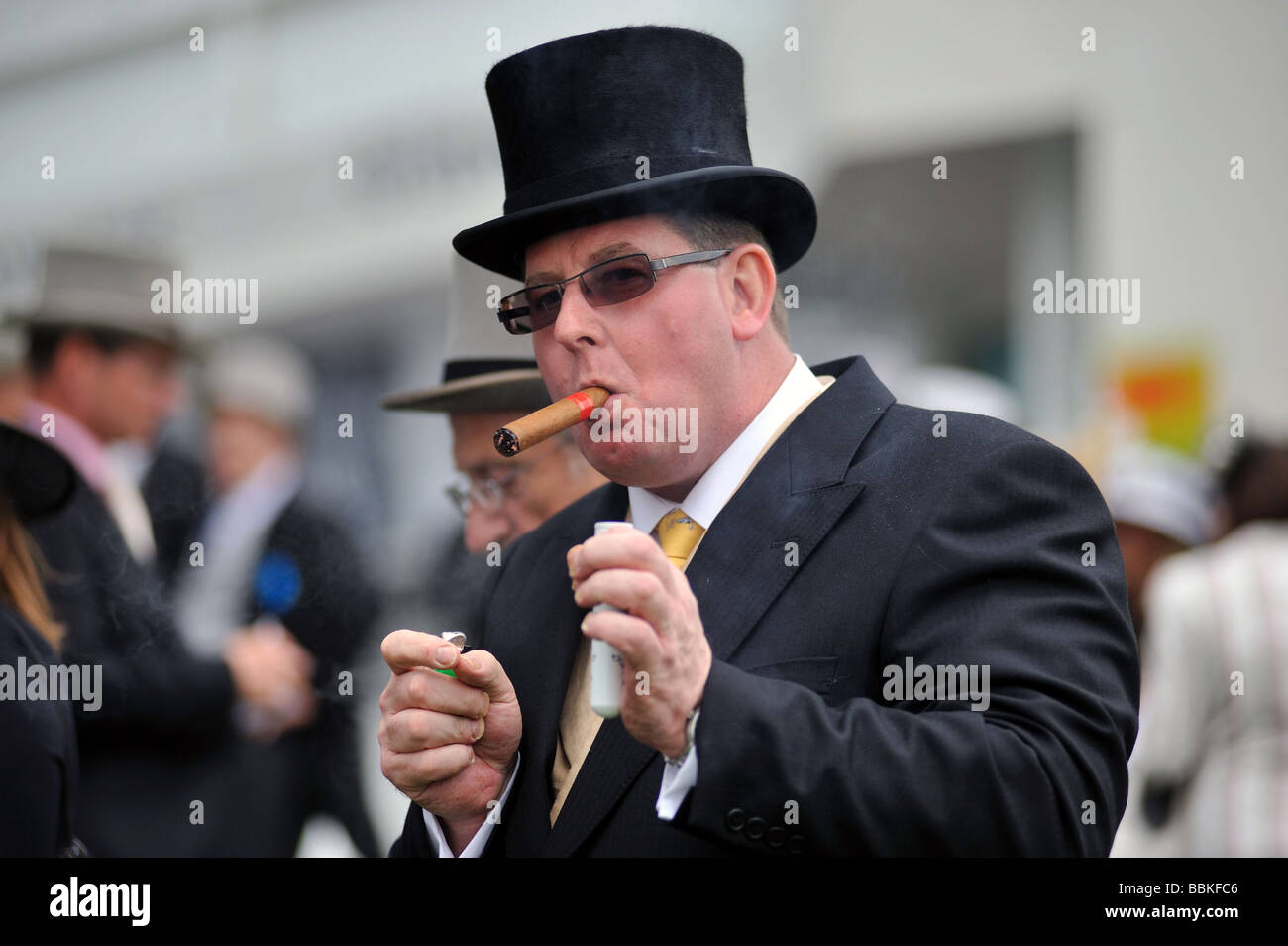 Una gara goer in un top hat di fumare un sigaro di grandi derby giorno 2009  Foto stock - Alamy