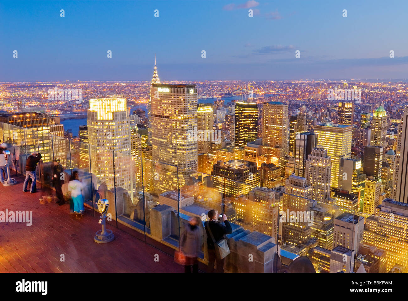 Vista di Midtown Manhattan dalla sommità della roccia 30 Rockefeller Center di New York City. Foto Stock