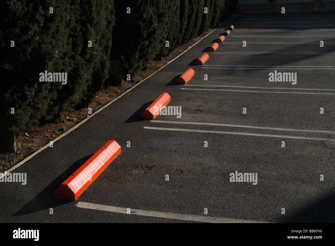 Vuoto parcheggio spazi & rosso barriere di pneumatici Foto Stock