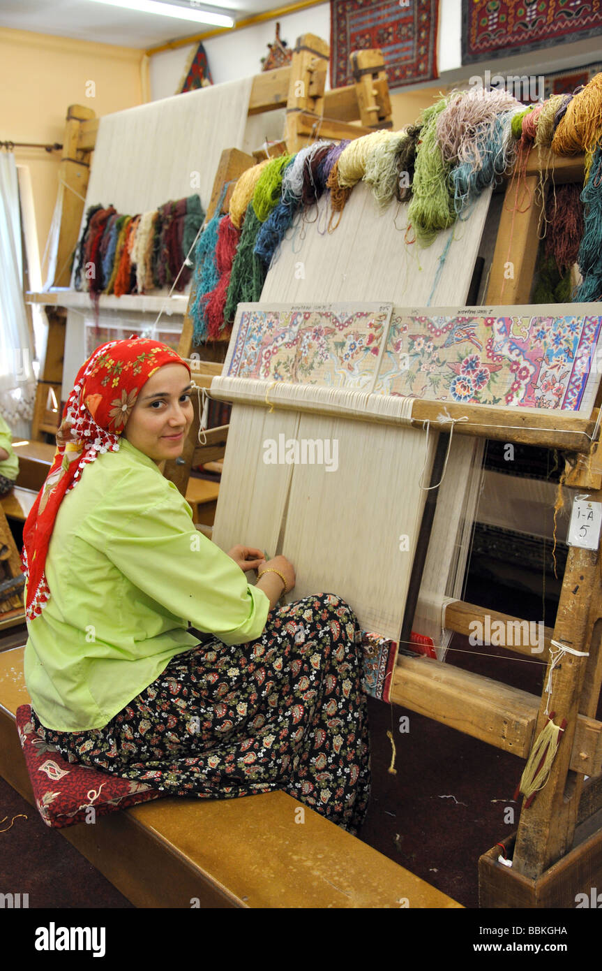 Giovani femmine weaver alla fabbrica di tappeti, Denizli, Denizli Provincia, Turchia Foto Stock