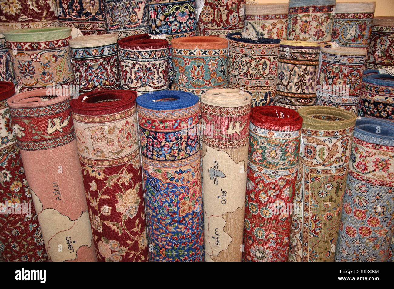 Arrotolati tappeti alla fabbrica di tappeti, Denizli, Denizli Provincia, Turchia Foto Stock