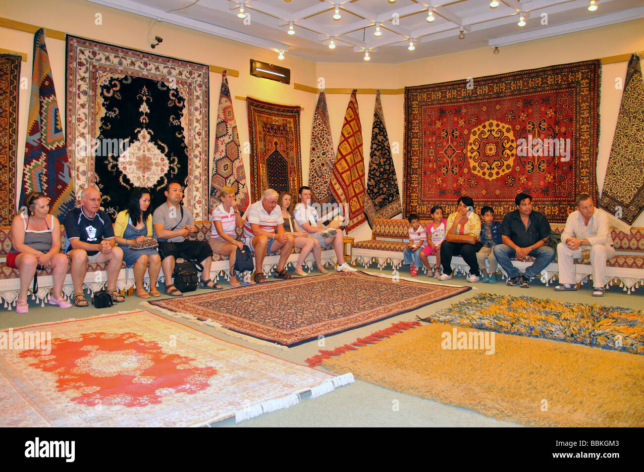 Gruppo di tour in fabbrica di tappeti, Denizli, Denizli Provincia, Turchia Foto Stock