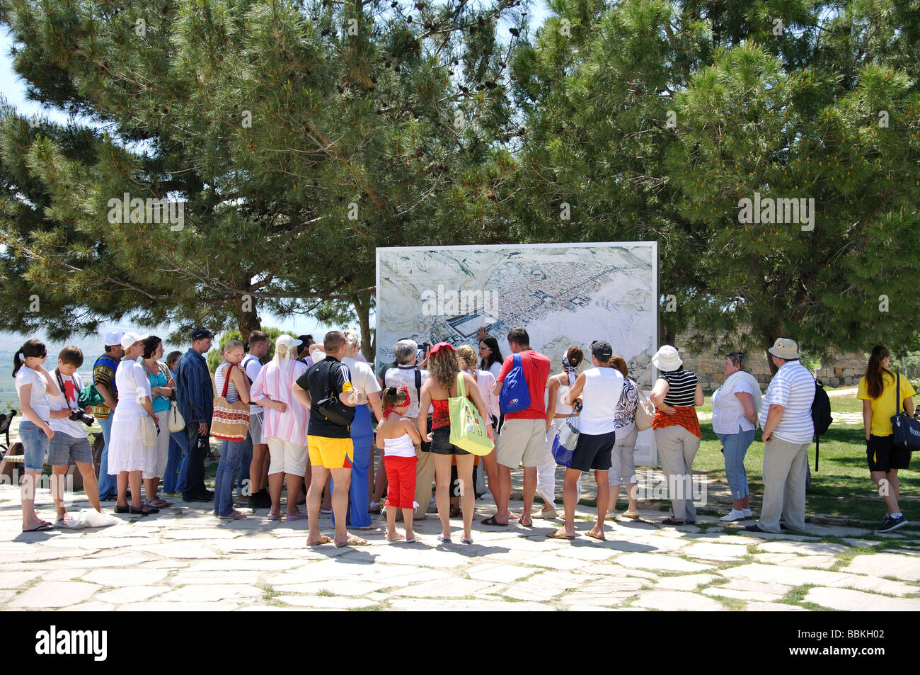 Gruppo di tour, Hierapolis, Denizli Provincia, Turchia Foto Stock