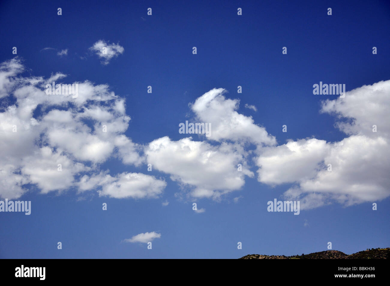 Nuvole bianche contro il cielo blu, Pamukkale, Denizli Provincia, Turchia Foto Stock