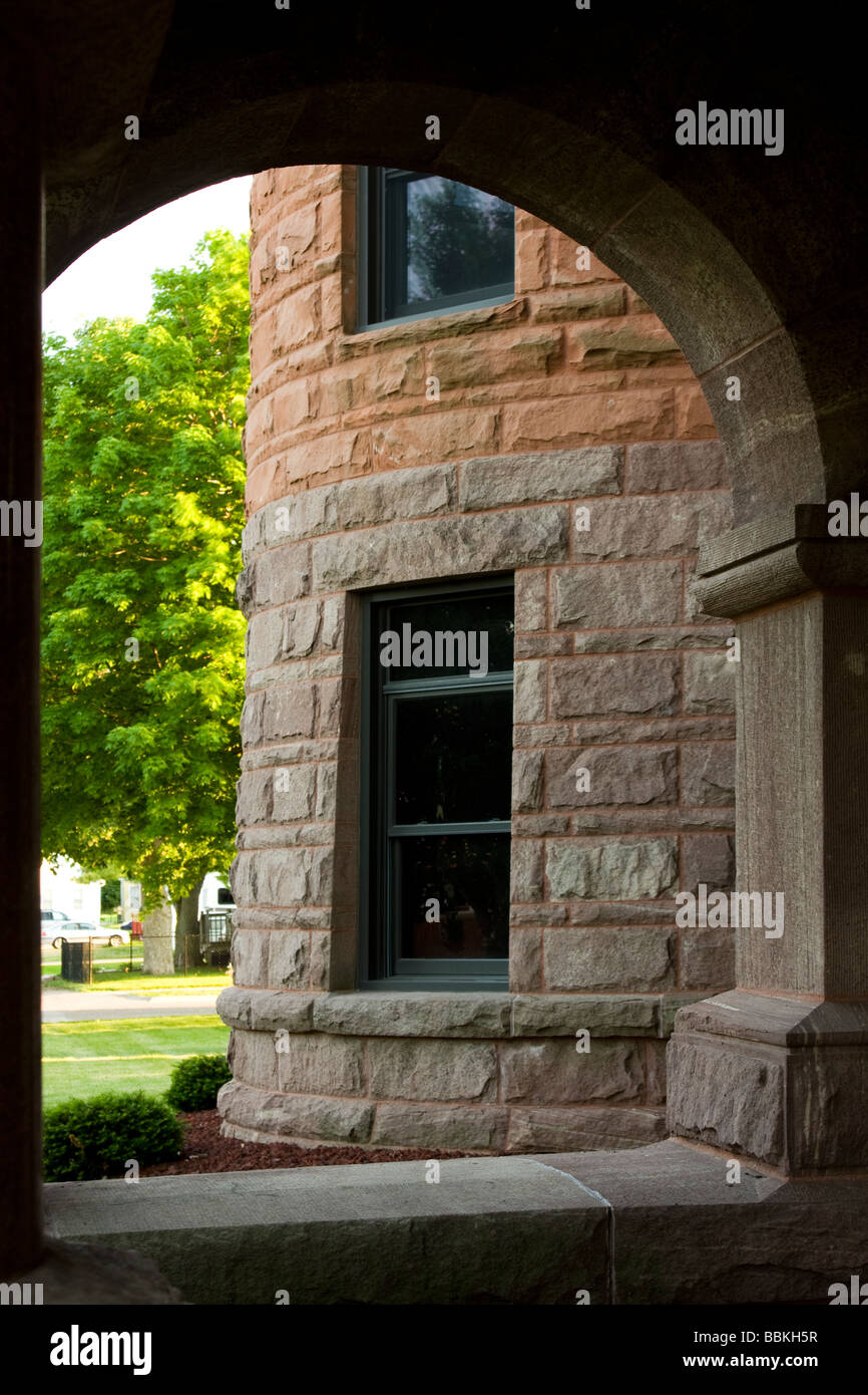 Vista di sud-est torre di Clinton County Courthouse attraverso arch. Clinton, Iowa, USA Foto Stock