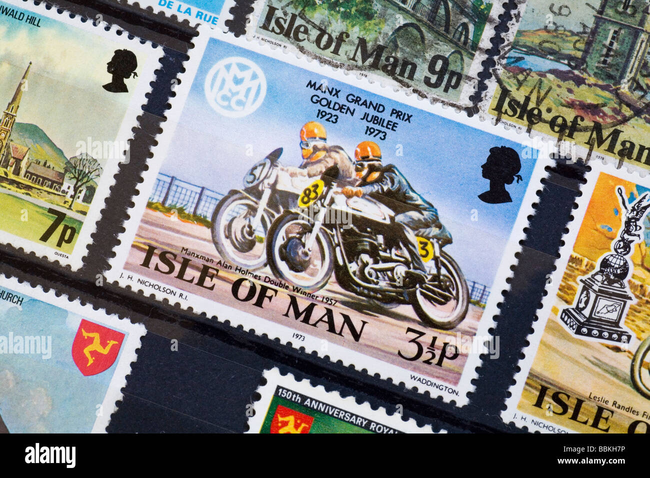 1973 Isola di Man commemorative Manx Grand Prix francobollo in tra le altre isola di Man francobolli in un timbro pagina album Foto Stock