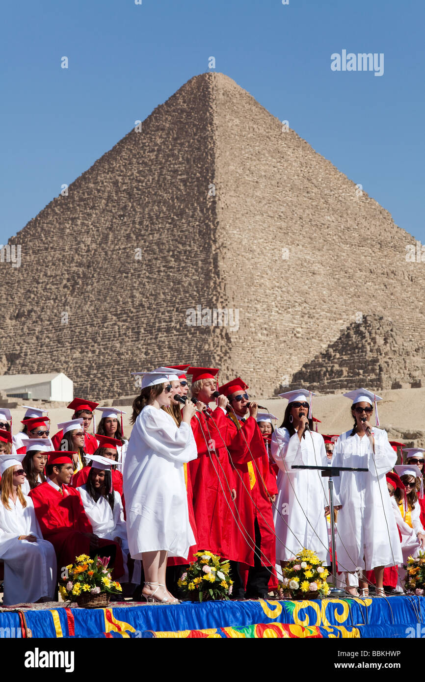 Coro misto a cantare al Cairo American College (CAC) Diploma di scuola superiore presso le piramidi, il Cairo, Egitto Foto Stock