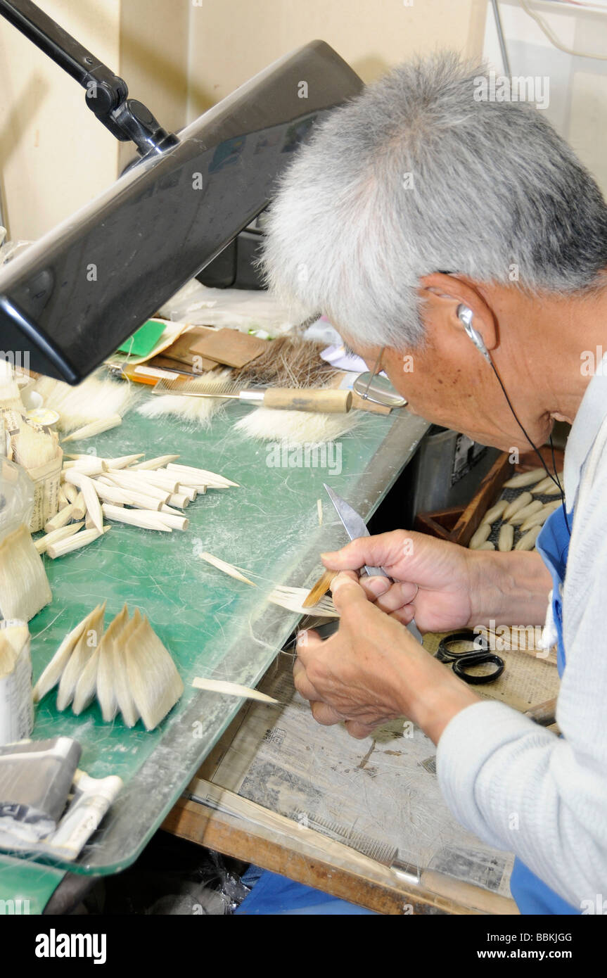 La produzione della parte di setole di una spazzola, produzione di spazzole in un pennello in fabbricazione, Toyohashi, Giappone, Asia Foto Stock
