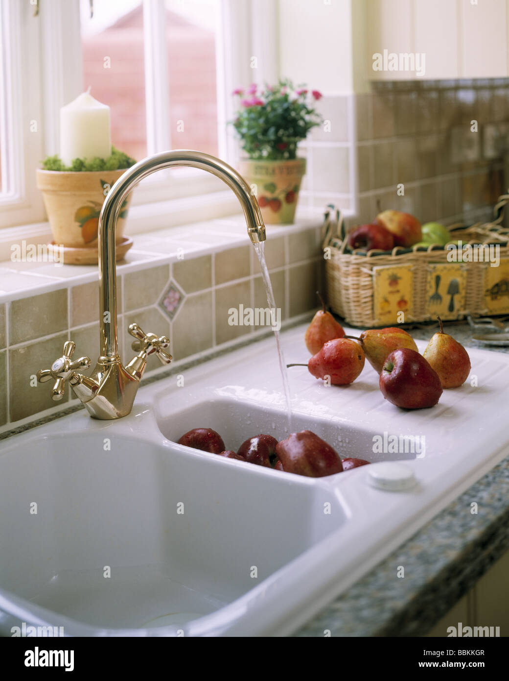 Lavare le mele in un nuovo stile Butler doppio lavandino Foto Stock