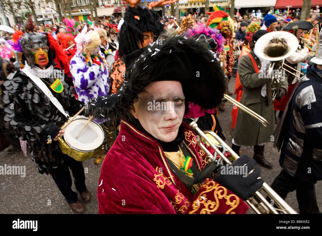 Carnevale a Maastricht Questo festival è diversa e poi in altre parti del Holland come ci sono circa un centinaio di bande suonando live fanfara musica nel centro della città la maggior parte delle celebrazioni che avvengono al di fuori per le strade e le piazze durante i tre giorni di festeggiamenti la gente ballare chat Joke e soprattutto bere un sacco di alcol Foto Stock