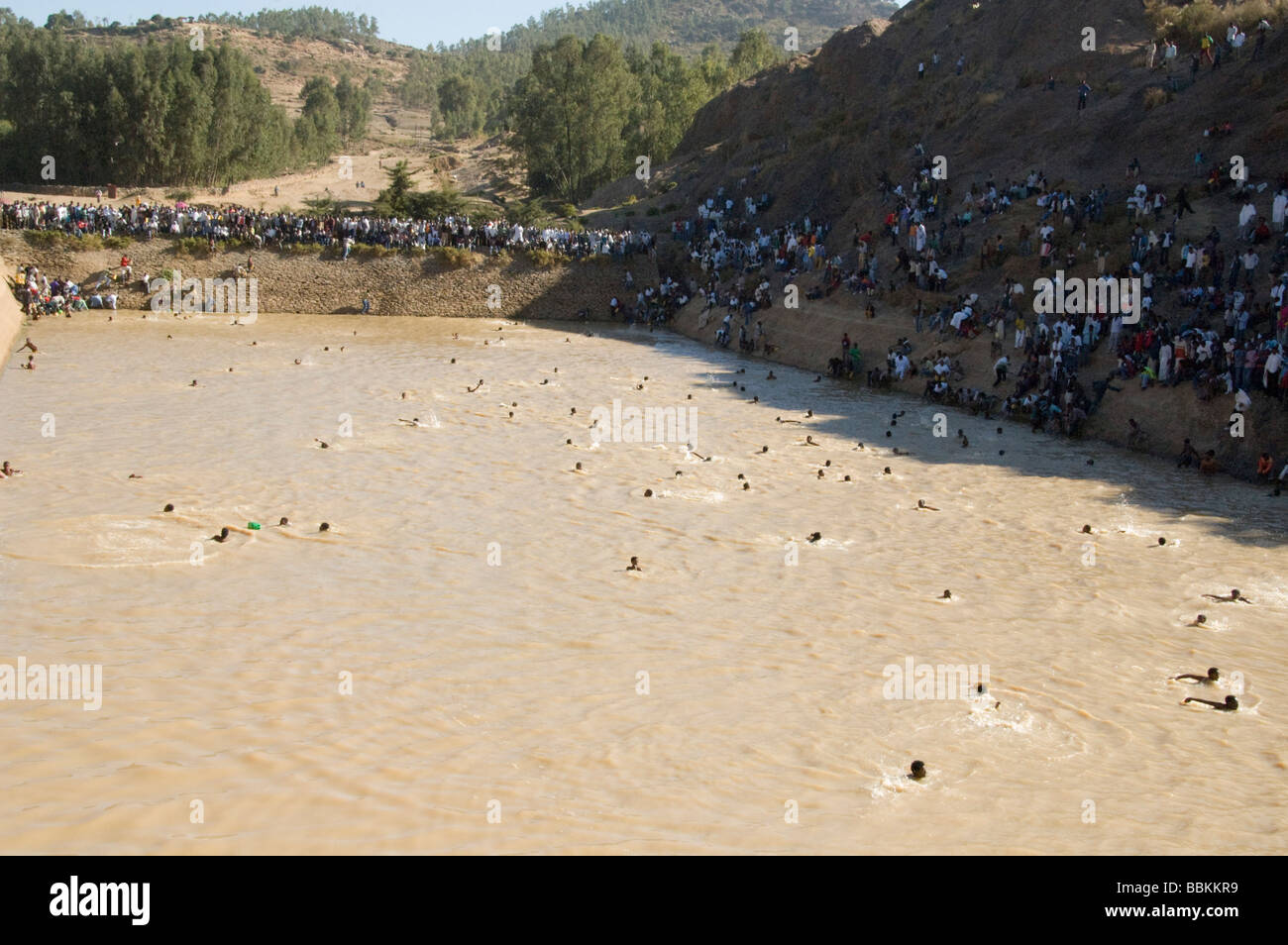 Africa Etiopia Axum Timket cerimonia salto della gioventù in una piscina di acqua santa come parte di una venuta di cerimonia di età 19 Gennaio 2009 Foto Stock