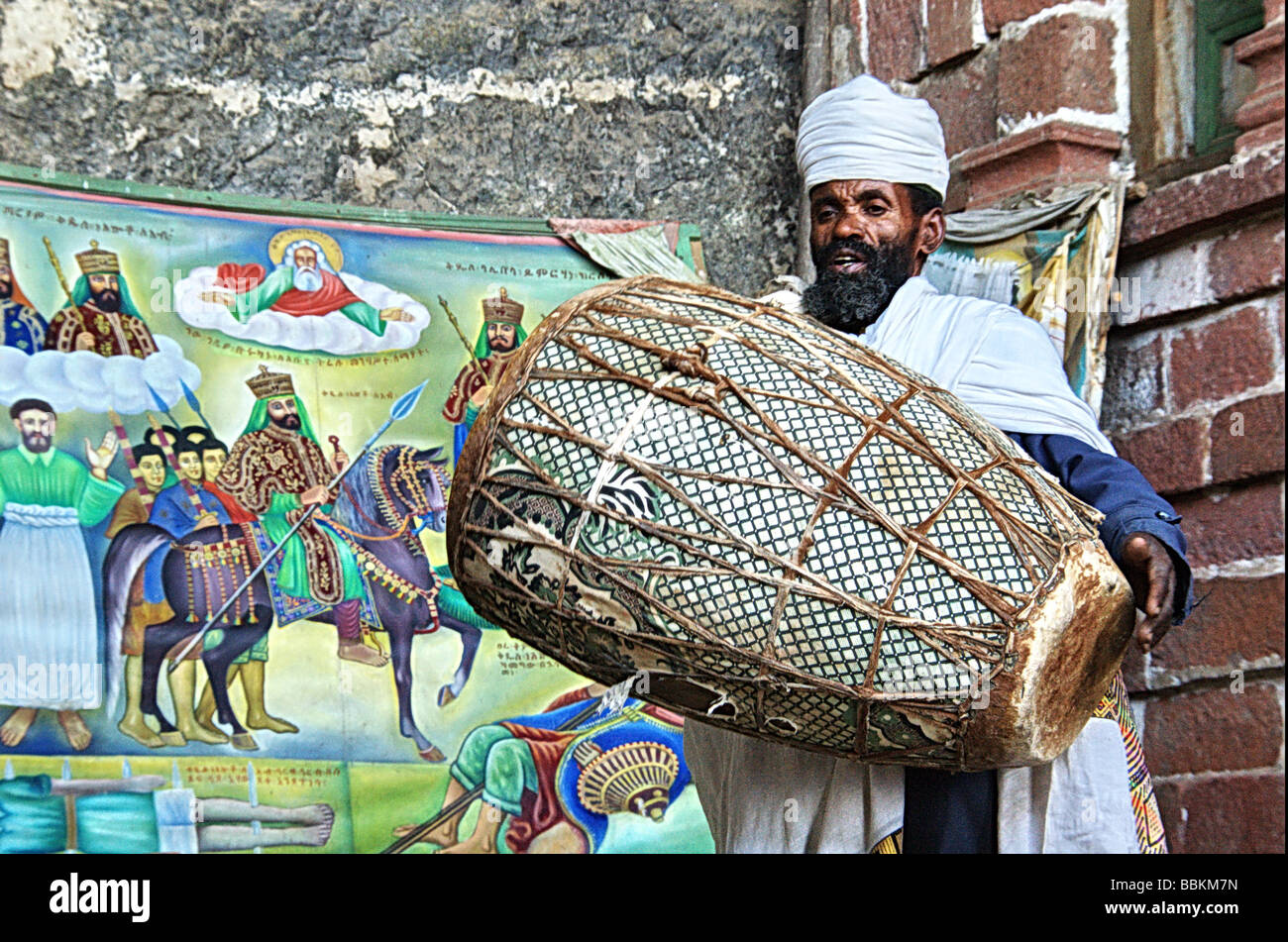 Africa Etiopia Lalibela interno della roccia scavata la chiesa celebra la Messa domenicale Foto Stock