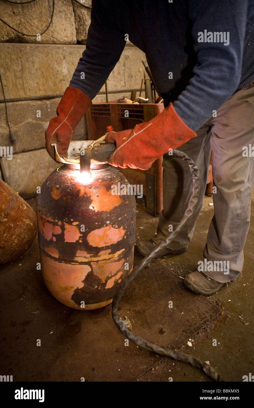 Il riciclaggio di acqua calda caldaie tutti i comuni nei Paesi Bassi sono necessari per fornire noti punti di raccolta di materiale riciclabile e o materiali pericolosi di tutti i tipi di rifiuti separati possono essere accettati qui per libero o una piccola somma a seconda del tipo di materiale di roba verde e mattoni calcestruzzo è solitamente gratuita per alcuni negozi di eseguire la raccolta di sostanze chimiche di vernice olandese di batterie per uso domestico di riciclaggio dei rifiuti in media di 60 2006 Foto Stock