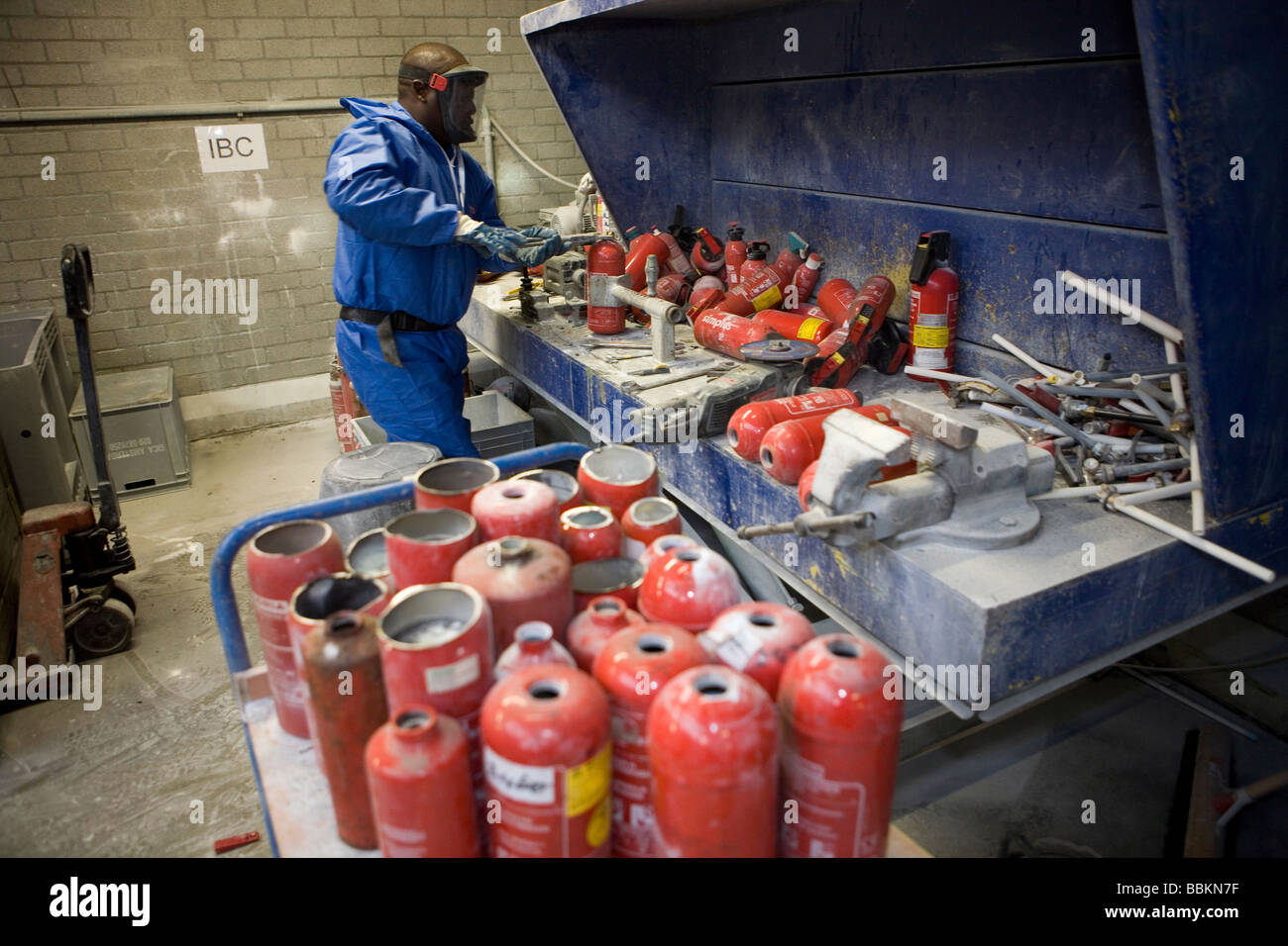 Riciclaggio di estintori tutti i comuni nei Paesi Bassi sono necessari per fornire noti punti di raccolta di materiale riciclabile e o materiali pericolosi di tutti i tipi di rifiuti separati possono essere accettati qui per libero o una piccola somma a seconda del tipo di materiale di roba verde e mattoni calcestruzzo è solitamente gratuita per alcuni negozi di eseguire la raccolta di sostanze chimiche di vernice olandese di batterie per uso domestico di riciclaggio dei rifiuti in media di 60 2006 Foto Stock
