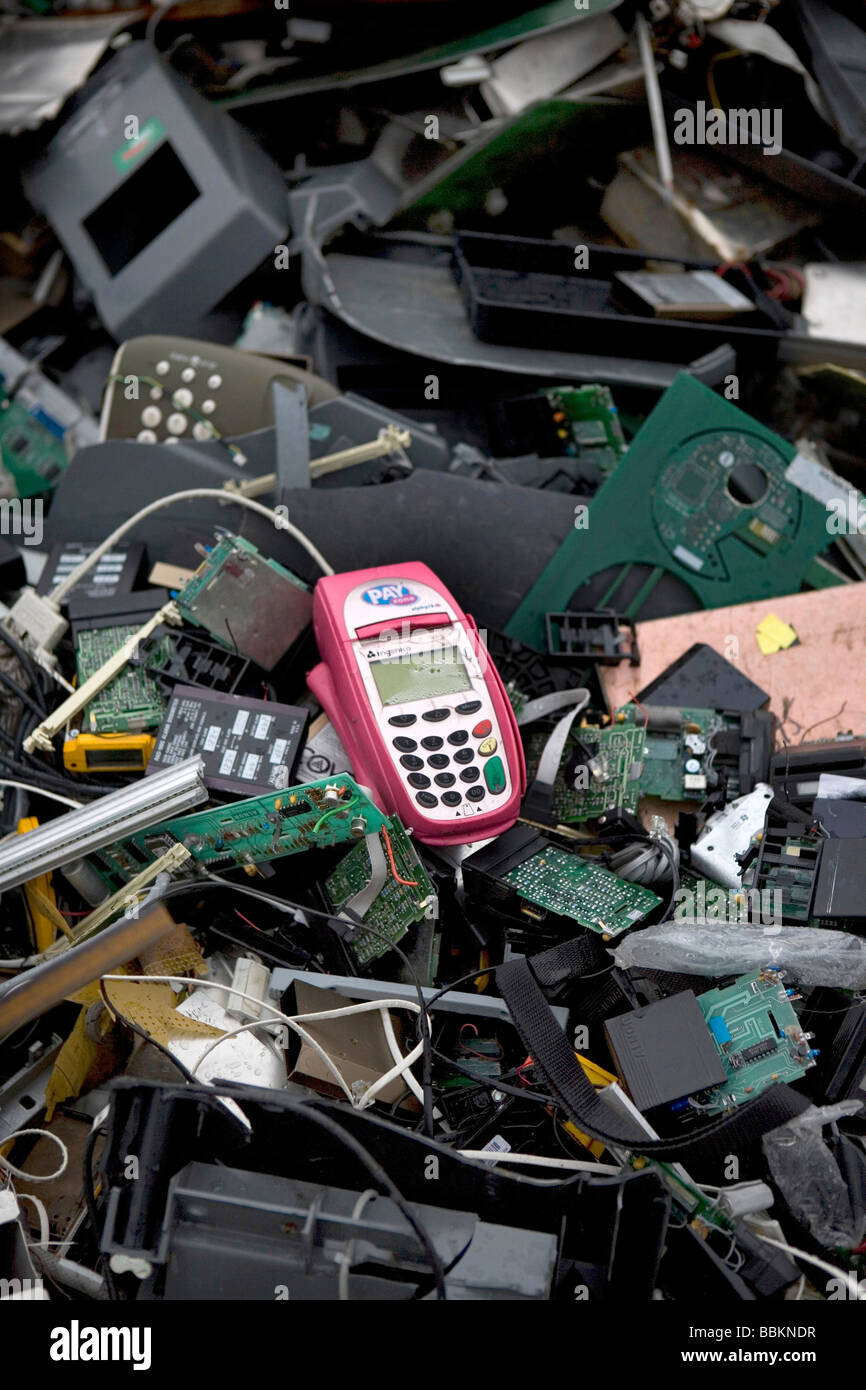 Riciclaggio di macchine a pagamento tutti i comuni nei Paesi Bassi sono necessari per fornire noti punti di raccolta di materiale riciclabile e o materiali pericolosi di tutti i tipi di rifiuti separati possono essere accettati qui per libero o una piccola somma a seconda del tipo di materiale di roba verde e mattoni calcestruzzo è solitamente gratuita per alcuni negozi di eseguire la raccolta di sostanze chimiche di vernice olandese di batterie per uso domestico di riciclaggio dei rifiuti in media di 60 2006 Foto Stock