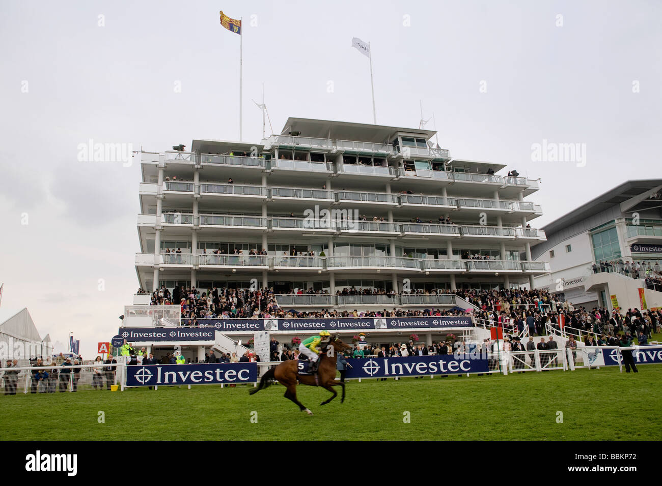 L'Epsom Derby 2009. La regina dello stand con i sovrani di volo standard che mostra la HM la regina a partecipare. Foto Stock