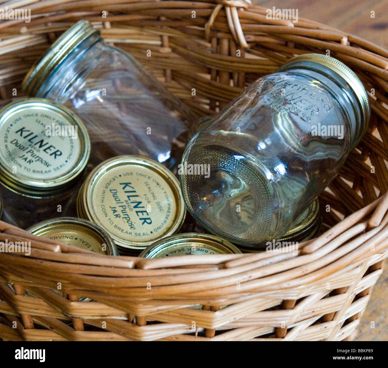 Kilner vasi in un cestello Foto Stock