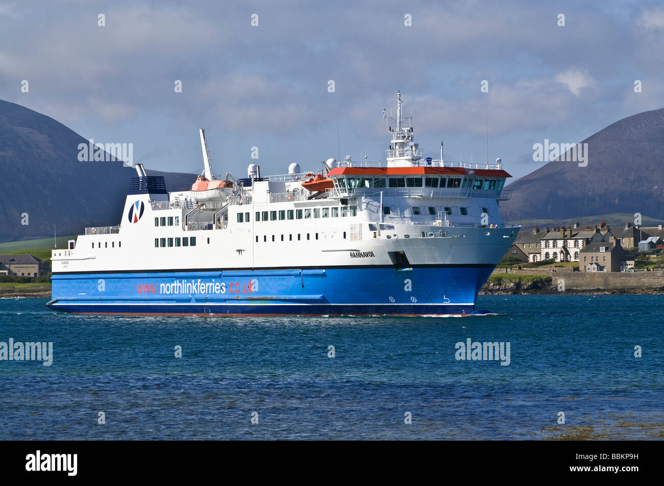 dh Northlink Ferry SHIPPING UK Passenger car Ferry MV Hamnavoe Arriving Stromness transport Foto Stock