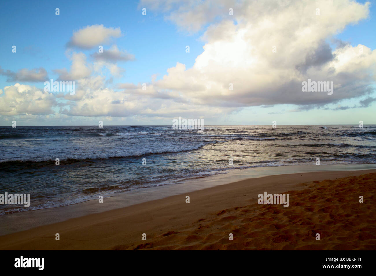 Il Cloud riflessioni nel mare di spiaggia hawaiana Foto Stock