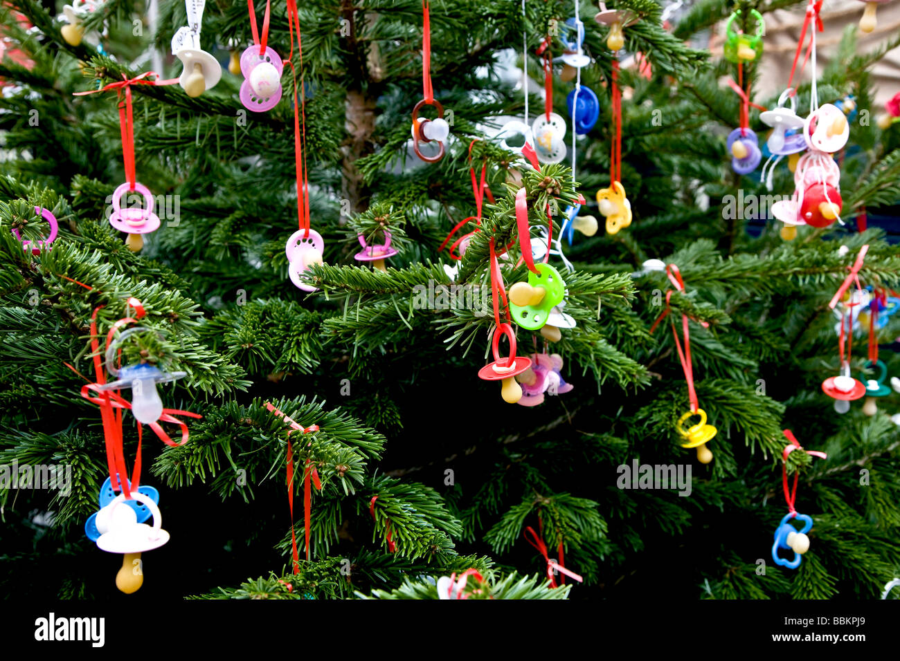 Baby manichini appesi in albero di Natale Foto Stock