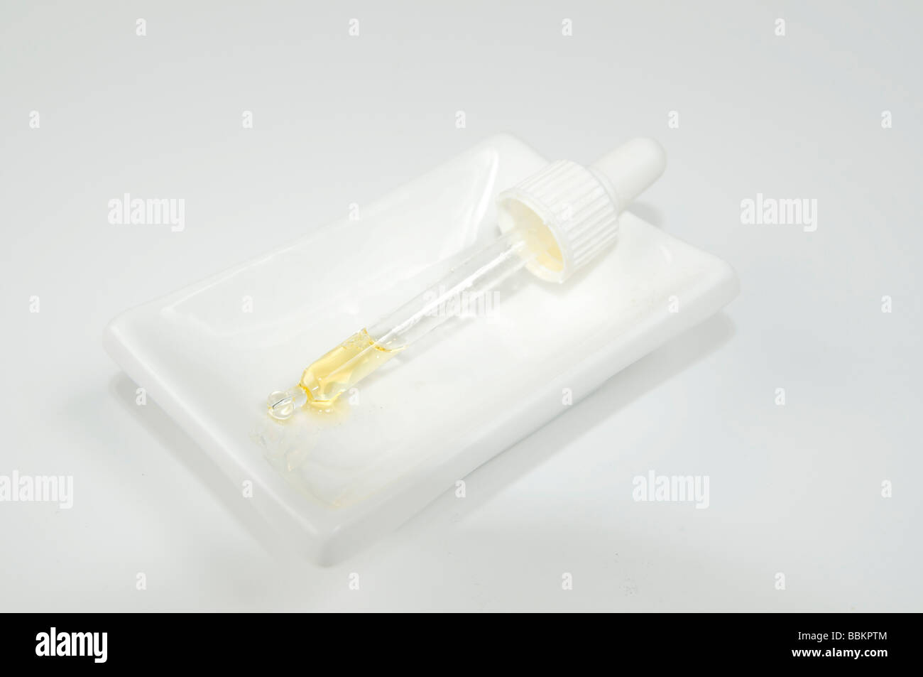 Spaccato di melagrana olio di seme Punica granatum su sfondo bianco Foto Stock