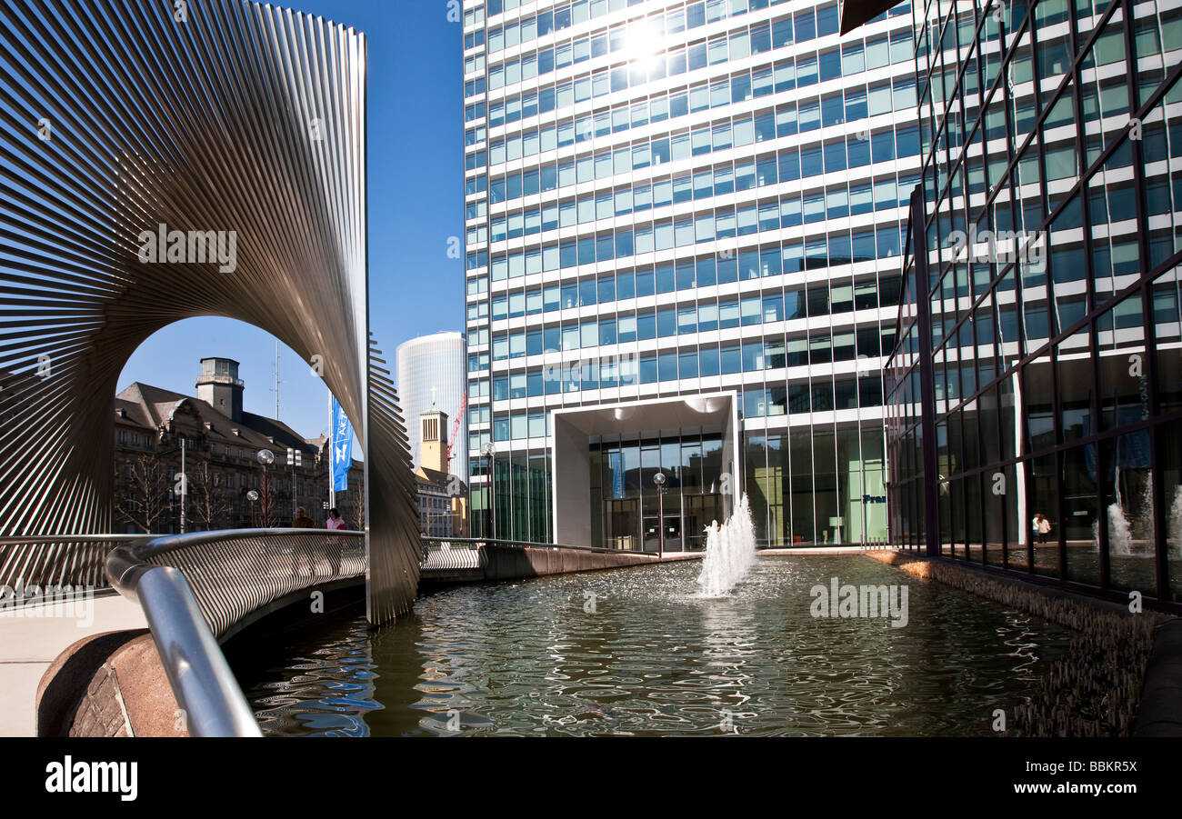 La 142 m alto grattacielo City-Hochhaus della DZ Bank, chiamato anche Selmi-Hochhaus dopo il persiano proprietario Ali Selmi, Platz der Foto Stock